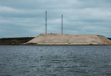 Kum ocağı mavi gökyüzü ayna gölü