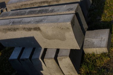 Kaldırımlar çimlere yakın.