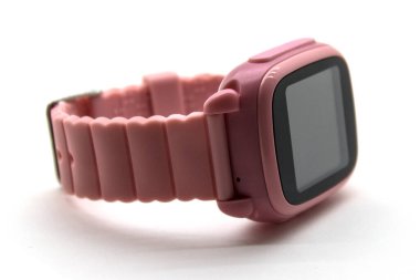 Çocukların akıllı saati beyaz arka planda izole edilmiş pembe renk