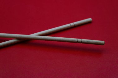 Ahşap suşi, kırmızı arka plana yakın durur.