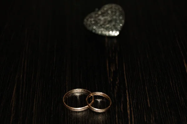 Anillos Boda Con Corazón Fondo —  Fotos de Stock