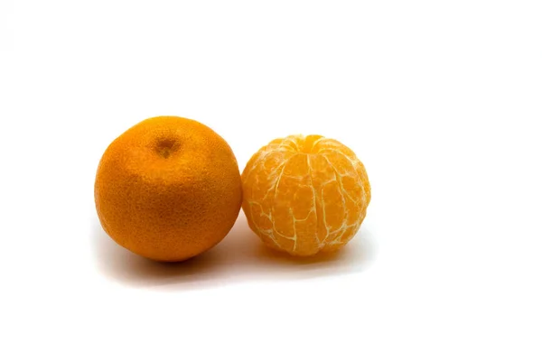 오렌지 전체가 하얗게 껍질을 격리되어 — 스톡 사진
