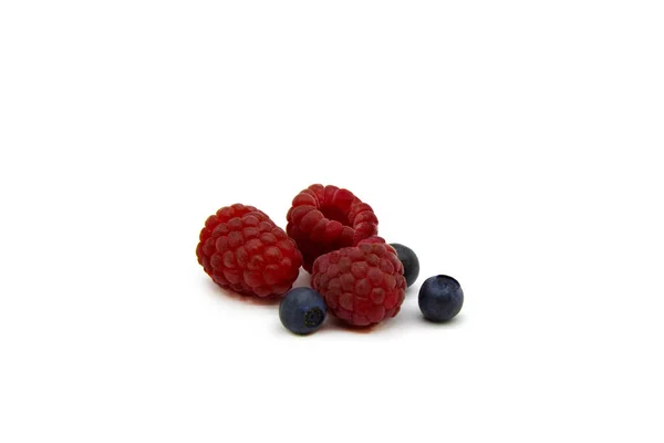 Drei Himbeeren Und Blaubeeren Auf Weißem Hintergrund Nahaufnahme — Stockfoto