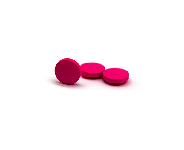 Trzy Różowe Tabletki Zamknięte Białym Tle — Zdjęcie stockowe