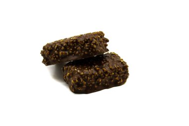 Fındıklı iki çikolata şekeri beyaz arka planda izole edilmiş.