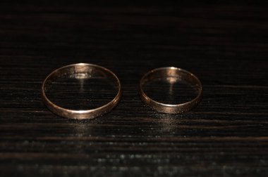 Karanlık arka planda iki alyans.