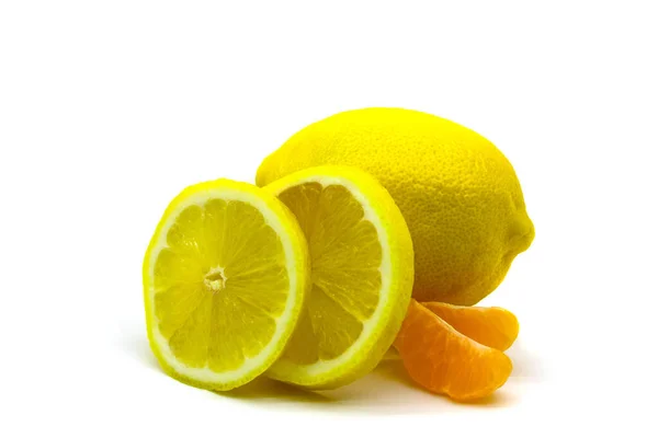 Citron Två Skivor Och Två Skivor Mandarin Närbild Isolerad Vit — Stockfoto