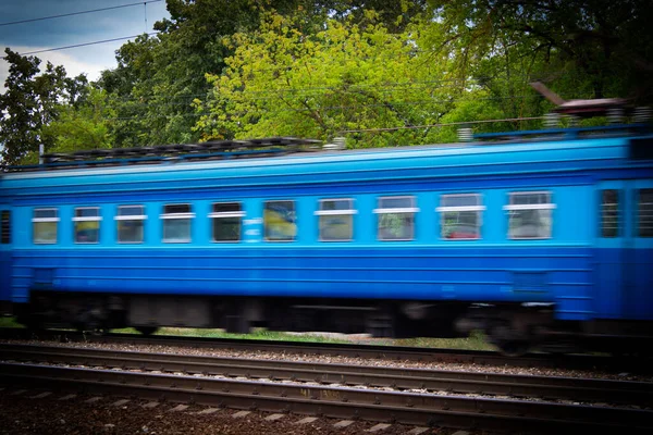 Treno Movimento Blu Sui Binari Ferroviari — Foto Stock