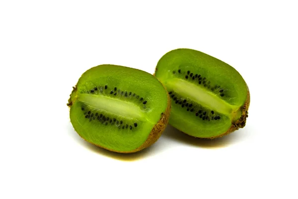 Due Metà Kiwi Vicino Isolate Uno Sfondo Bianco — Foto Stock