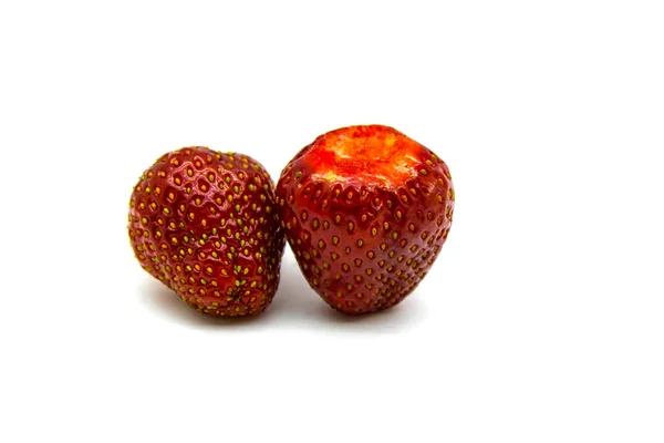 两个成熟的草莓紧密地靠在白色的背景上 — 图库照片