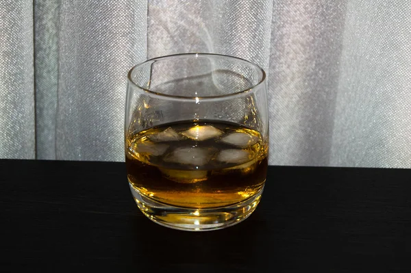 Szklanka Whisky Kostkami Lodu — Zdjęcie stockowe