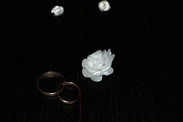 Jegygyűrűk Fehér Virágokkal Sötét Alapon — Stock Fotó