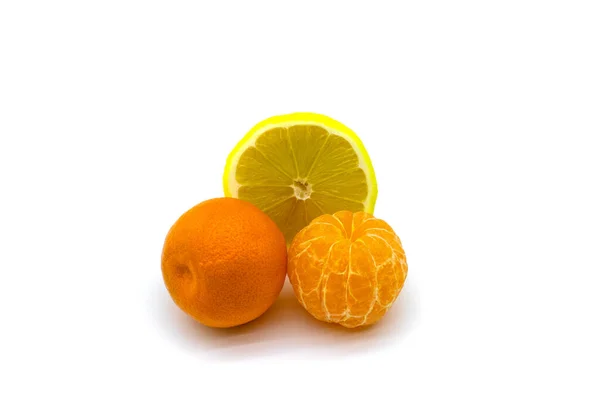 Tangerine Hela Skalade Och Halv Citron Närbild Isolerad Vit Bakgrund — Stockfoto