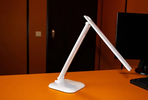 Witte Led Lamp Close Oranje Kantoor Rechtenvrije Stockafbeeldingen