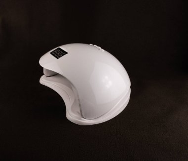 Kahverengi arka planda beyaz manikür için öncü lamba hibriti