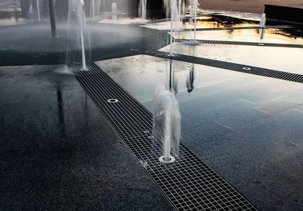 Küçük bir çeşme, büyük bir çeşme, halka açık bir parkta yakın çekim.