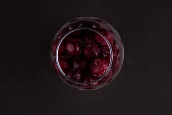 Cristal Con Cerezas Congeladas Vista Superior Sobre Fondo Marrón Oscuro —  Fotos de Stock