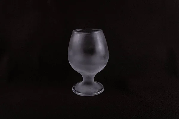 Mróz Kryształowej Szklance Zbliżenie Ciemnym Brązowym Tle — Zdjęcie stockowe