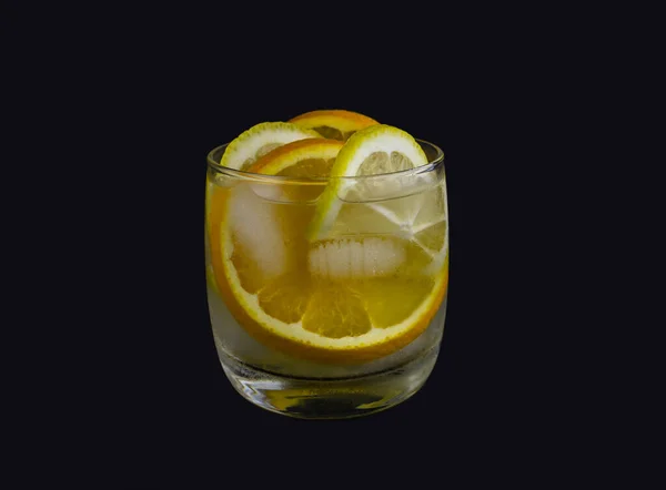 Cocktail Laranja Limão Com Cubos Gelo Copo Vidro Fundo Escuro — Fotografia de Stock