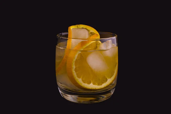 Cocktail Rafraîchissant Oranges Avec Glaçons Dans Verre Sur Fond Sombre — Photo
