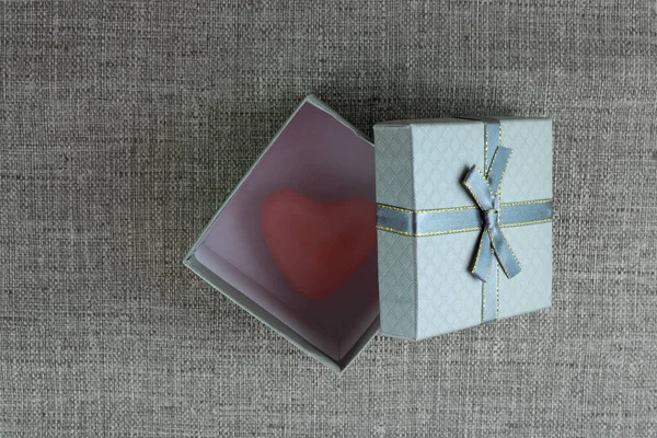 Caja Regalo Gris Con Corazón Dentro Sobre Fondo Gris — Foto de Stock