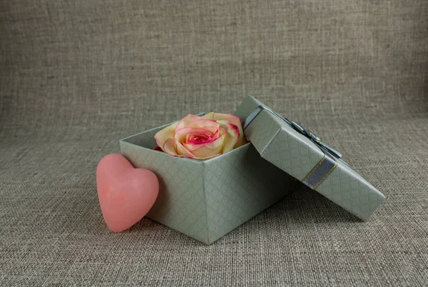 Gift Box Rose Heart Close Gray Background — Stock Photo, Image