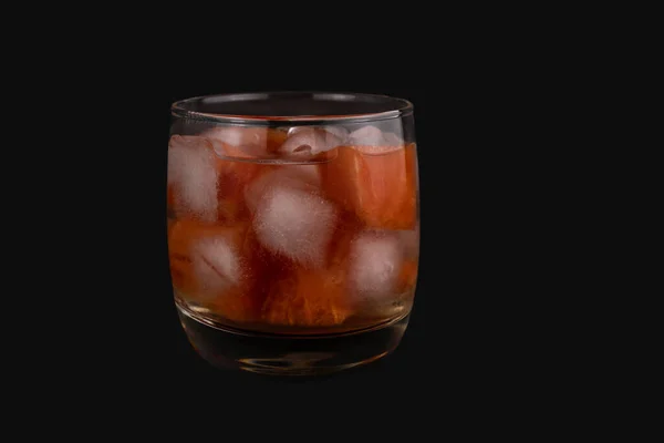 Cocktail Rinfrescante All Anguria Con Cubetti Ghiaccio Bicchiere Vetro Sfondo — Foto Stock