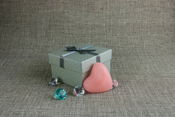 Caja Regalo Con Arco Gris Corazón Cristales Artificiales Sobre Fondo — Foto de Stock