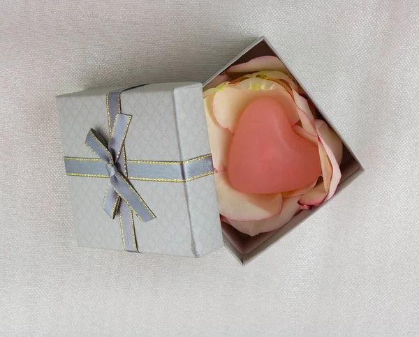 Caja Regalo Con Corazón Pétalos Rosa Interior Sobre Fondo Beige — Foto de Stock