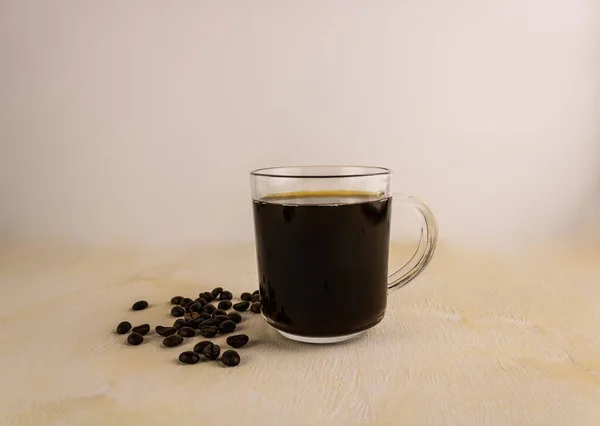 Taza Café Negro Con Frijoles Cerca Sobre Fondo Madera Clara — Foto de Stock