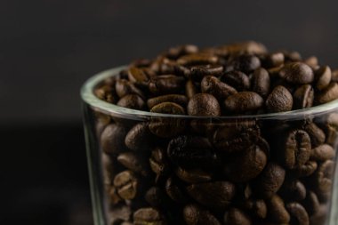 Kahve çekirdekli şeffaf fincan.