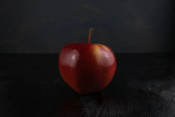 Czerwony Dojrzałe Apple Zbliżenie Ciemnym Drewnianym Tle — Zdjęcie stockowe