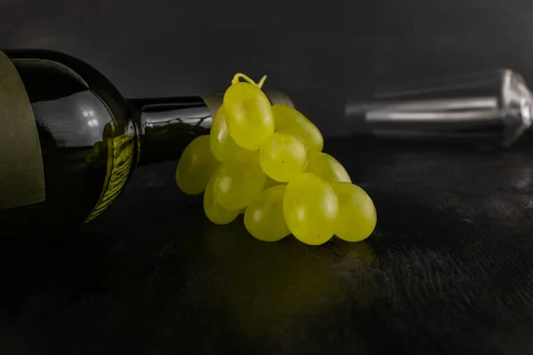 Uma Garrafa Vinho Uvas Brancas Close Vidro Fundo Madeira Escura — Fotografia de Stock