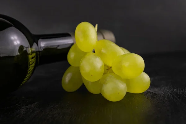Butelka Wina Białe Winogrona Zamykają Się Ciemnym Drewnianym Tle — Zdjęcie stockowe
