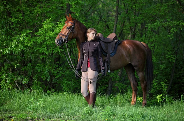 美しいですモデル女の子リード彼女の馬で牧草地に日没 — ストック写真