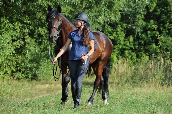 Vrouw Paardrijden Sportieve Dressuur Paard Het Pad Avond — Stockfoto