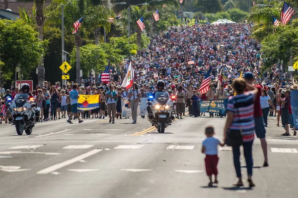 Main Street Ventura, California yıllık Push'em için 4 Temmuz 2018 Pull'em geçit aşağı yürüyen insanlar büyük sürüsü.