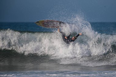 Dalga onun yönetim kurulu olarak kapalı düşen genç California sörfçü Güney kabarma erken aşamalarında uçan gider. Ventura Surfer's noktasında 6 Temmuz 2018 üzerinde çekilen fotoğraf.