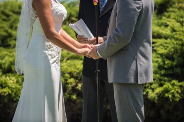 Erkek ve kadın, alter ile nikah düğün töreninde söylemek törenini.