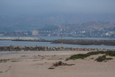 Ventura liman ağız arasında sabah sis California'da 14 Temmuz 2018 üzerinde yukarıda Crowne Plaza Hotel hills kapalı kaldırdı görüntüleme.