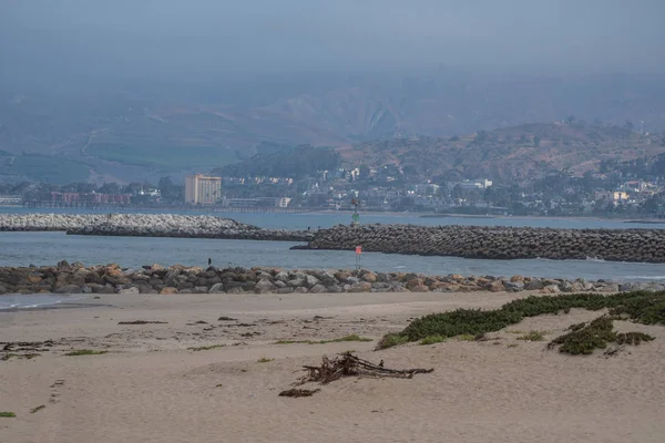 Ventura liman ağız arasında sabah sis California'da 14 Temmuz 2018 üzerinde yukarıda Crowne Plaza Hotel hills kapalı kaldırdı görüntüleme.