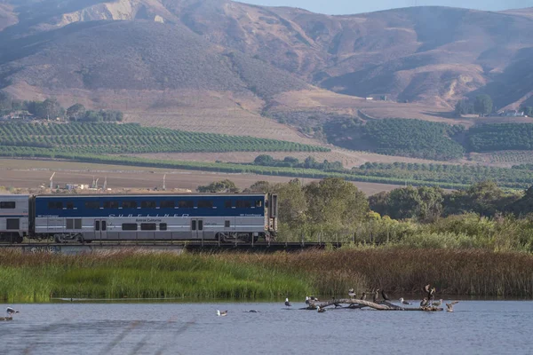 Поезд Серфингист Amtrak Двигавшийся Путям Между Лиманом Горами Оклахома Июля — стоковое фото