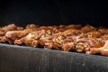 Bareque Tavuk Barbekü ızgara county Fuarı'nda ahşap günlükleri lezzet üzerinde yemek füme.
