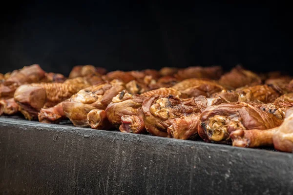 Bareque Tavuk Barbekü ızgara county Fuarı'nda ahşap günlükleri lezzet üzerinde yemek füme.
