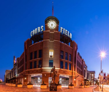 Coors Field, parlayan ışıklar ve vintage tuğla gösterilen Colorado Rockies beysbol takımı, ev tasarım yaz şafak 9 Ağustos 2018 yılında Lodo, Denver üzerinde erken saatlerinde.