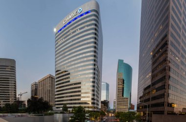 Büyük ve yansıtıcı Chase Bank Binası şehir Denver, Colorado çağdaş mimarisi ile 9 Ağustos 2018 üzerinde göze çarpan