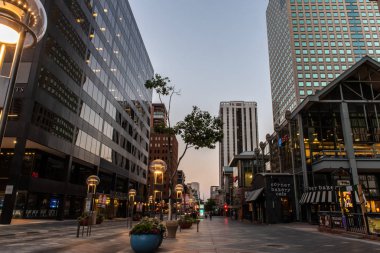 Arduvaz kaplı kaldırımlar 16th Street alışveriş merkezi şehir Denver, Colorado 9 Ağustos 2018 Tarih boyunca.