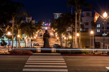 Sabah araçlar ışıklar Junipero Serra şehir Ventura, California 17 Ağustos 2018 yılına bakan heykel geçmiş çizgiler