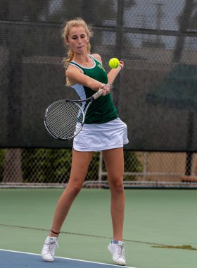 Lise okul takımı tenis oyuncusu St Bonaventure bir forehand Foothill teknoloji karşı onu maç sırasında 4 Eylül 2018 yılına isabet duruldu.