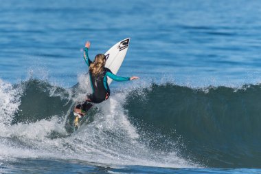 Telented kadın sörfçü Ventura'nın sörfçü Knoll Rosa'da kasırga tarafından 30 Eylül 2018 Kaliforniya'da itti temiz bir dalga üzerinde büyük bir hava for Speed bina.